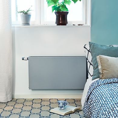 Radiateur panneau Plan compact dans chambre à coucher fraîche.