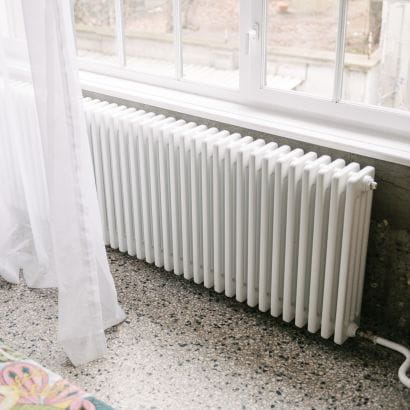 Witte Delta kolomradiator onder raam