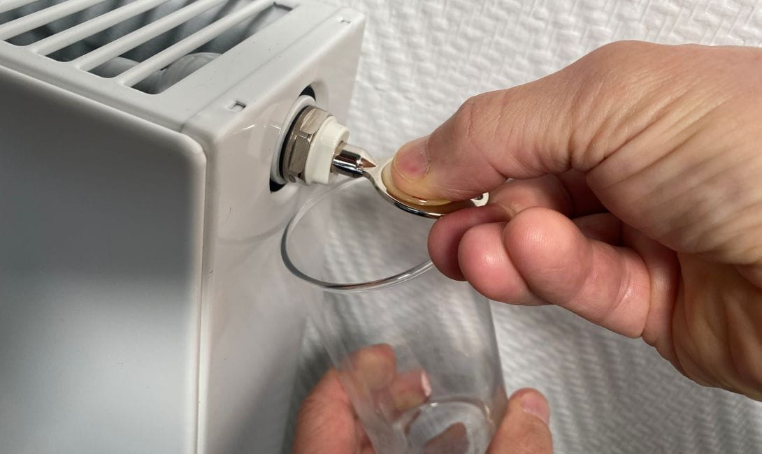 Wanneer en hoe een radiator ontluchten