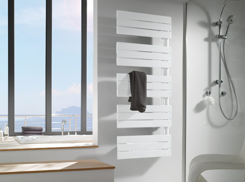 hydronische radiator in een badkamer